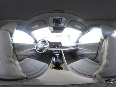 Used 2025 Hyundai Elantra SEL image 40