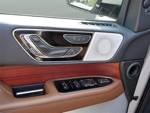 Used 2024 Lincoln Navigator Reserve image 16