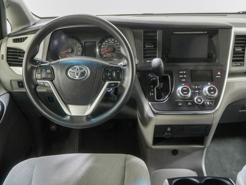 Used 2017 Toyota Sienna LE image 24