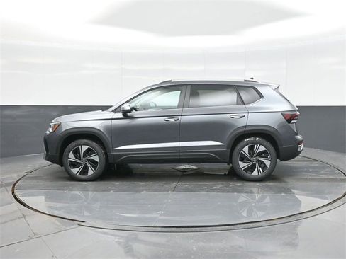 New 2026 Volkswagen Taos SE image 4