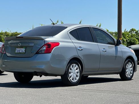 Used 2014 Nissan Versa SV FWD image 4