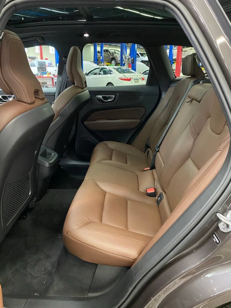 Used 2022 Volvo XC60 B5 Momentum AWD/4WD image 14