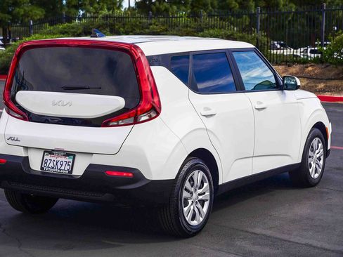 Used 2022 Kia Soul LX image 7