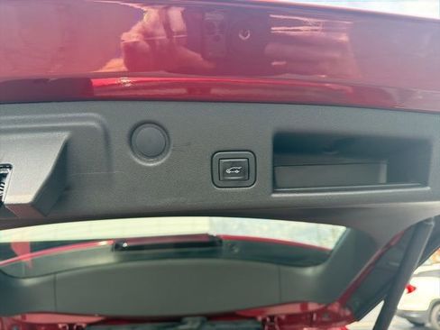 Used 2020 Chevrolet Equinox LT w/ Driver Convenience Package image 16