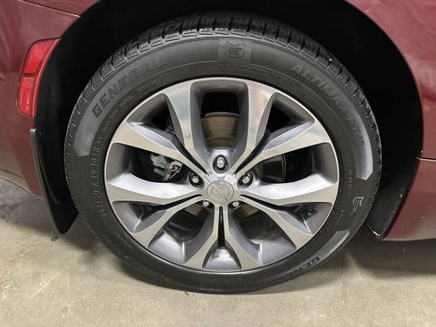Used 2018 Chrysler Pacifica Limited w/ Tire & Wheel Group FWD image 24