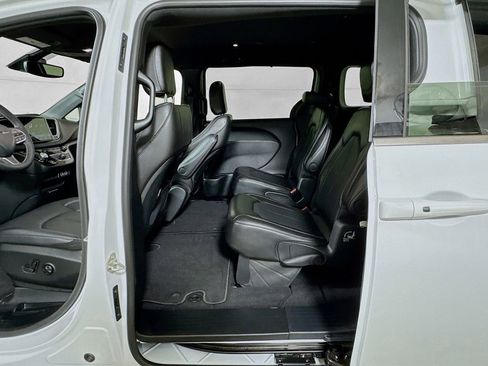 Used 2025 Chrysler Pacifica Select image 22