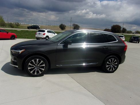 Used 2023 Volvo XC60 B5 Plus AWD/4WD image 7