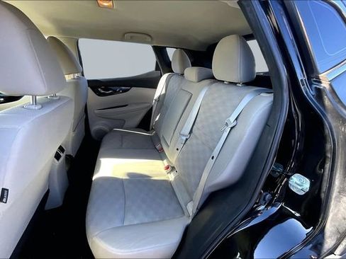 Used 2017 Nissan Rogue Sport SV w/ SV Premium Package image 16