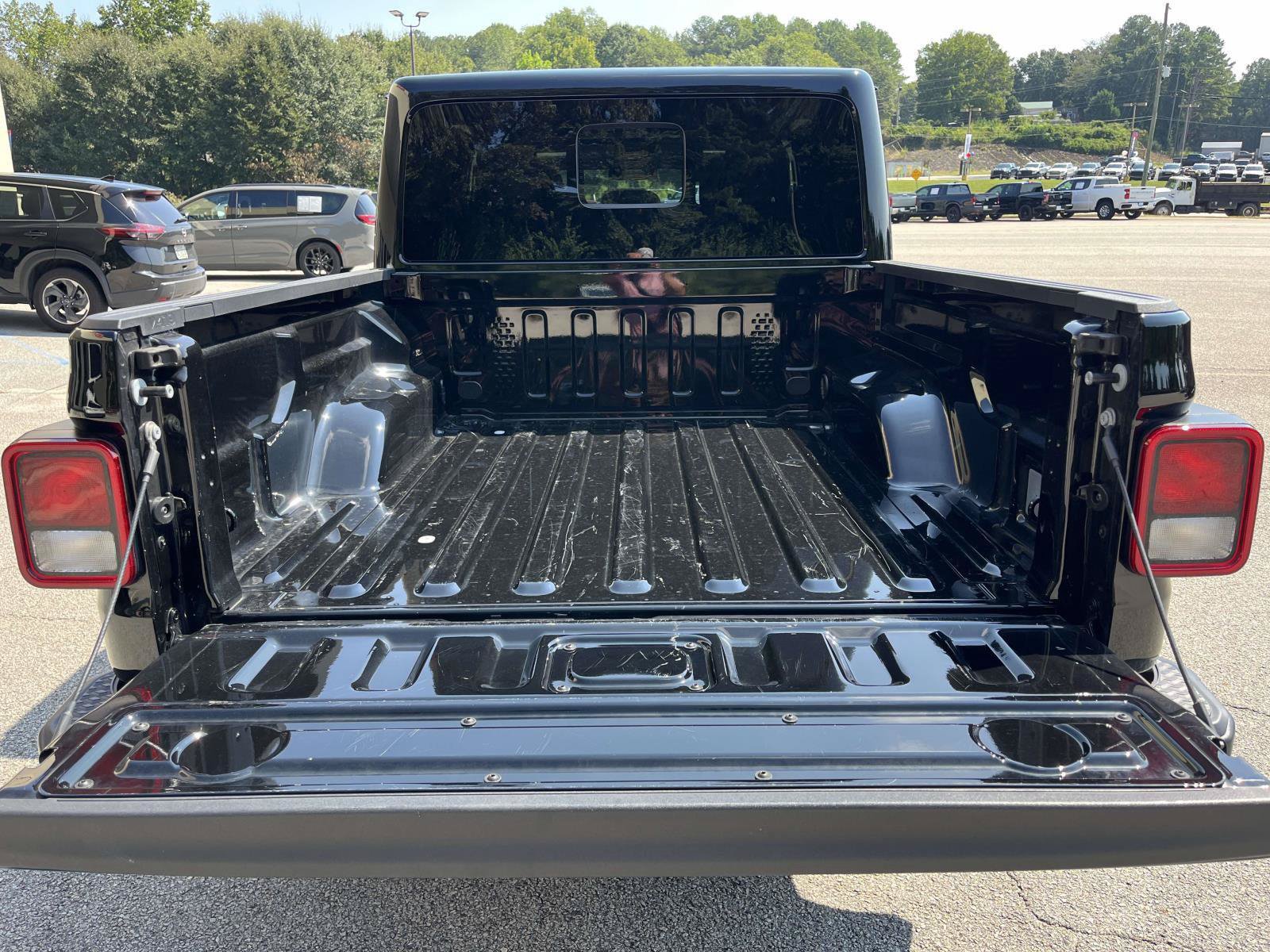 Used 2025 Jeep Gladiator Sport AWD/4WD image 38