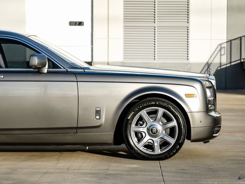 Used 2014 Rolls-Royce Phantom Sedan image 17