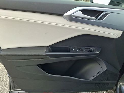 Certified 2025 Volkswagen Taos SE w/ Panoramic Sunroof Package image 12