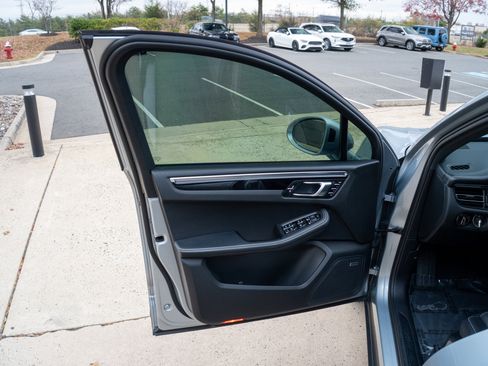 Used 2022 Porsche Macan image 9