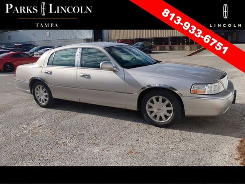 Used 2011 Lincoln Town Car Signature Limited RWD image 1