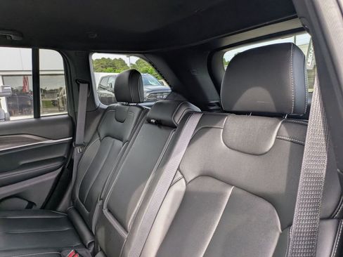 Used 2025 Jeep Grand Cherokee Limited RWD image 26