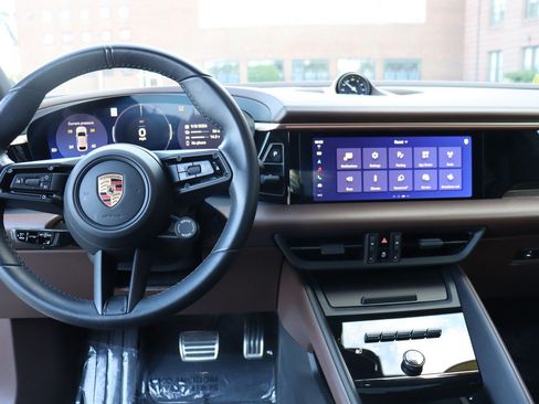 Used 2025 Porsche Macan 4S Electric AWD/4WD image 21