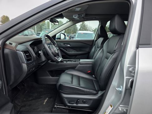 Used 2023 Nissan Rogue SV w/ SV Premium B Package image 20