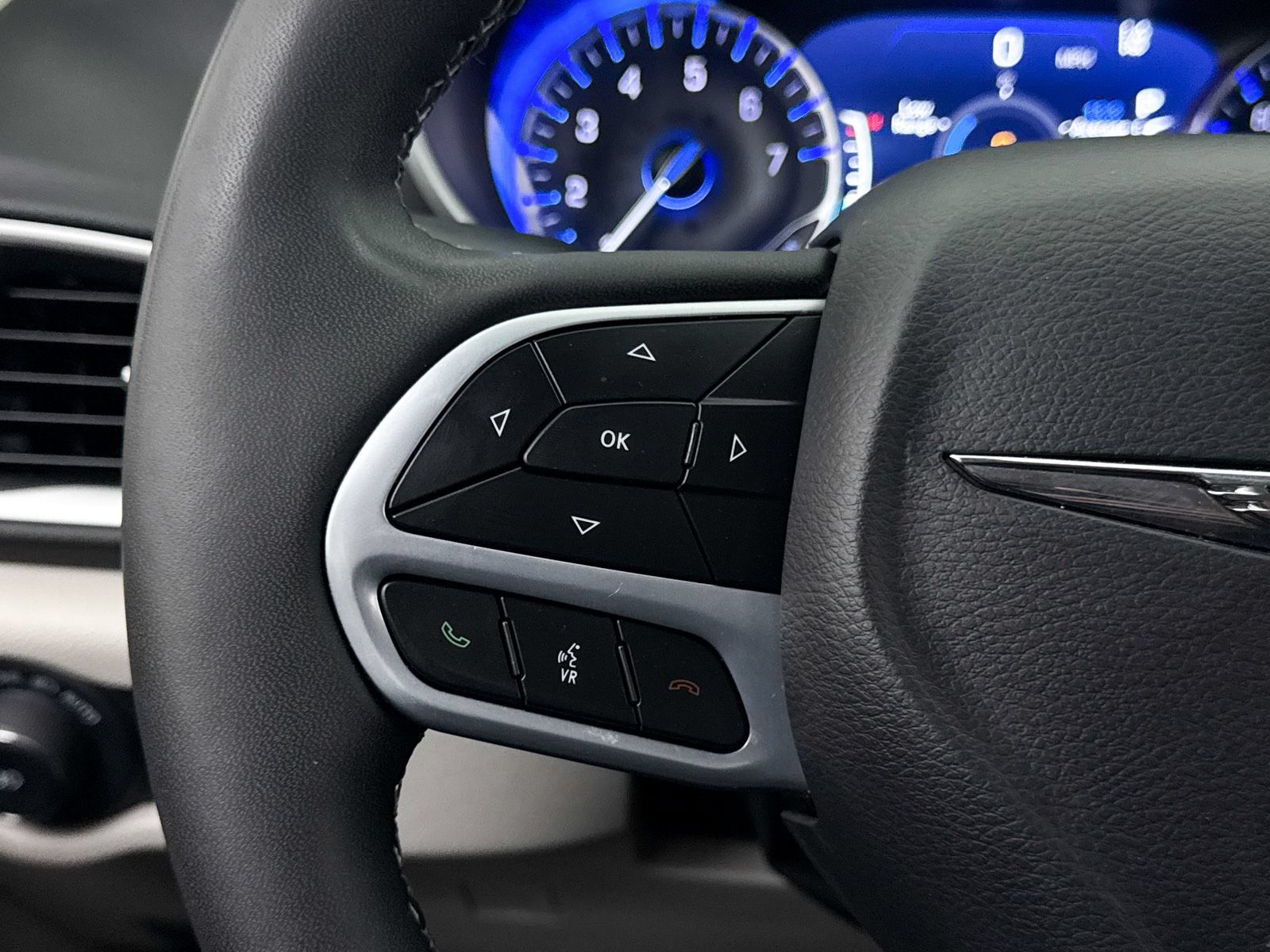 Used 2024 Chrysler Pacifica Touring-L FWD image 30