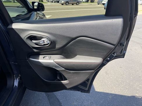 Used 2018 Jeep Cherokee Trailhawk w/ Comfort/Convenience Group AWD/4WD image 17