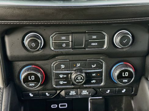Used 2024 Chevrolet Suburban LT RWD image 18