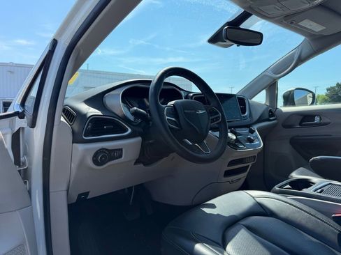 Used 2023 Chrysler Pacifica Touring-L FWD image 11