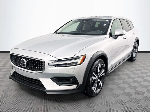 Used 2025 Volvo V60 B5 Cross Country Plus AWD/4WD image 3