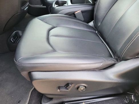 Used 2025 Chrysler Pacifica Select FWD image 10