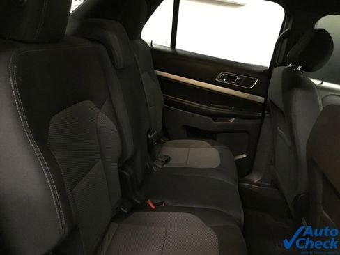 Used 2017 Ford Explorer XLT image 30