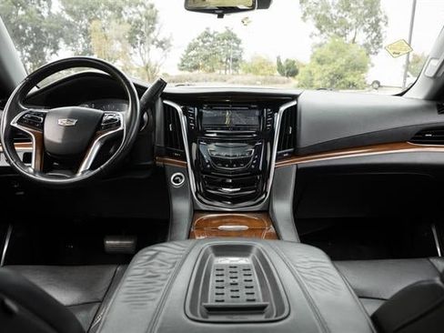 Used 2017 Cadillac Escalade ESV Premium Luxury image 54