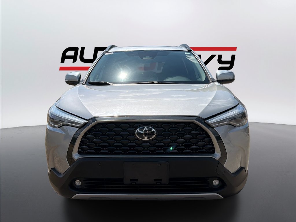 Used 2024 Toyota Corolla Cross XLE w/ Convenience Package FWD image 2