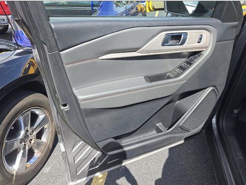 Used 2025 Ford Explorer Active AWD/4WD image 10