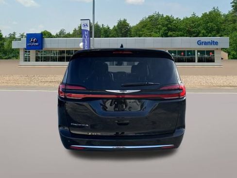 Used 2024 Chrysler Pacifica Touring-L image 8