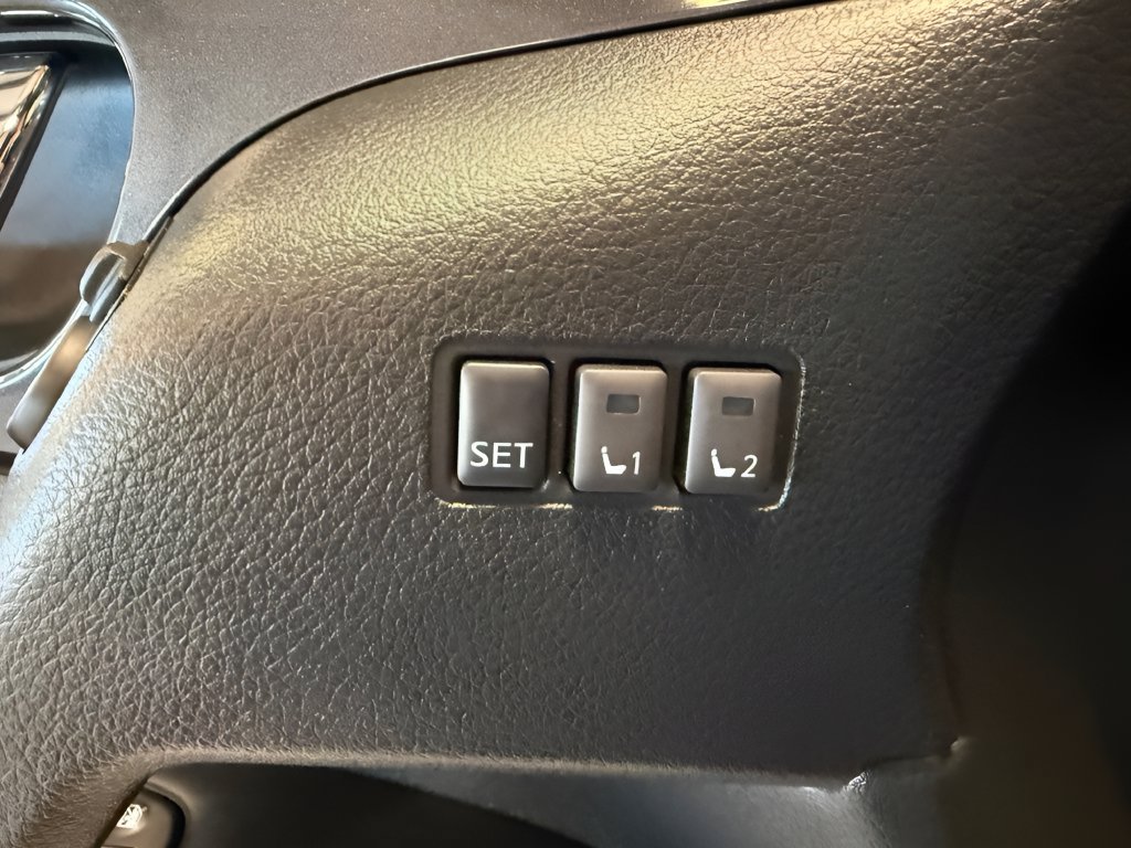 Used 2018 Nissan Rogue SV w/ Premium Package AWD/4WD image 16