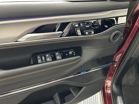 Used 2023 Jeep Grand Wagoneer Series III image 10