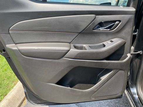 Used 2021 Chevrolet Traverse RS FWD image 32