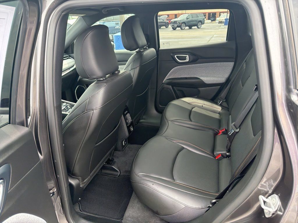 Used 2023 Jeep Compass Latitude AWD/4WD image 14