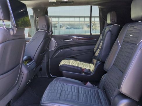 Certified 2022 Cadillac Escalade ESV Sport Platinum w/ Heavy-Duty Trailer Package AWD/4WD image 26