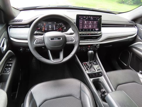 Certified 2023 Jeep Compass Latitude AWD/4WD image 4