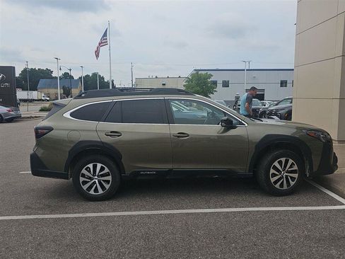 Used 2024 Subaru Outback Premium AWD/4WD image 3