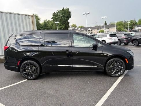 New 2027 Chrysler Pacifica Limited AWD/4WD image 9