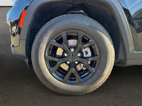 Used 2025 Jeep Grand Cherokee Altitude image 10