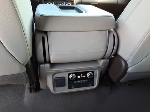 Used 2022 GMC Yukon XL SLE w/ Gmc Pro Safety Plus Package AWD/4WD image 16