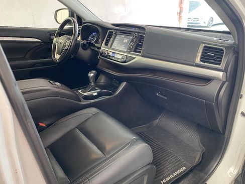 Used 2017 Toyota Highlander XLE AWD/4WD image 8