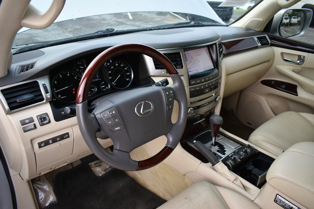Used 2013 Lexus LX 570 4WD w/ Luxury Pkg image 10