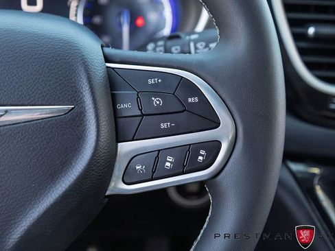 Used 2025 Chrysler Pacifica Select FWD image 24