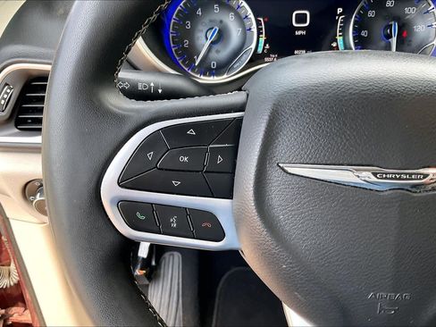 Used 2022 Chrysler Pacifica Touring-L FWD image 23