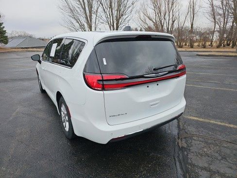 Used 2024 Chrysler Pacifica Touring-L image 3