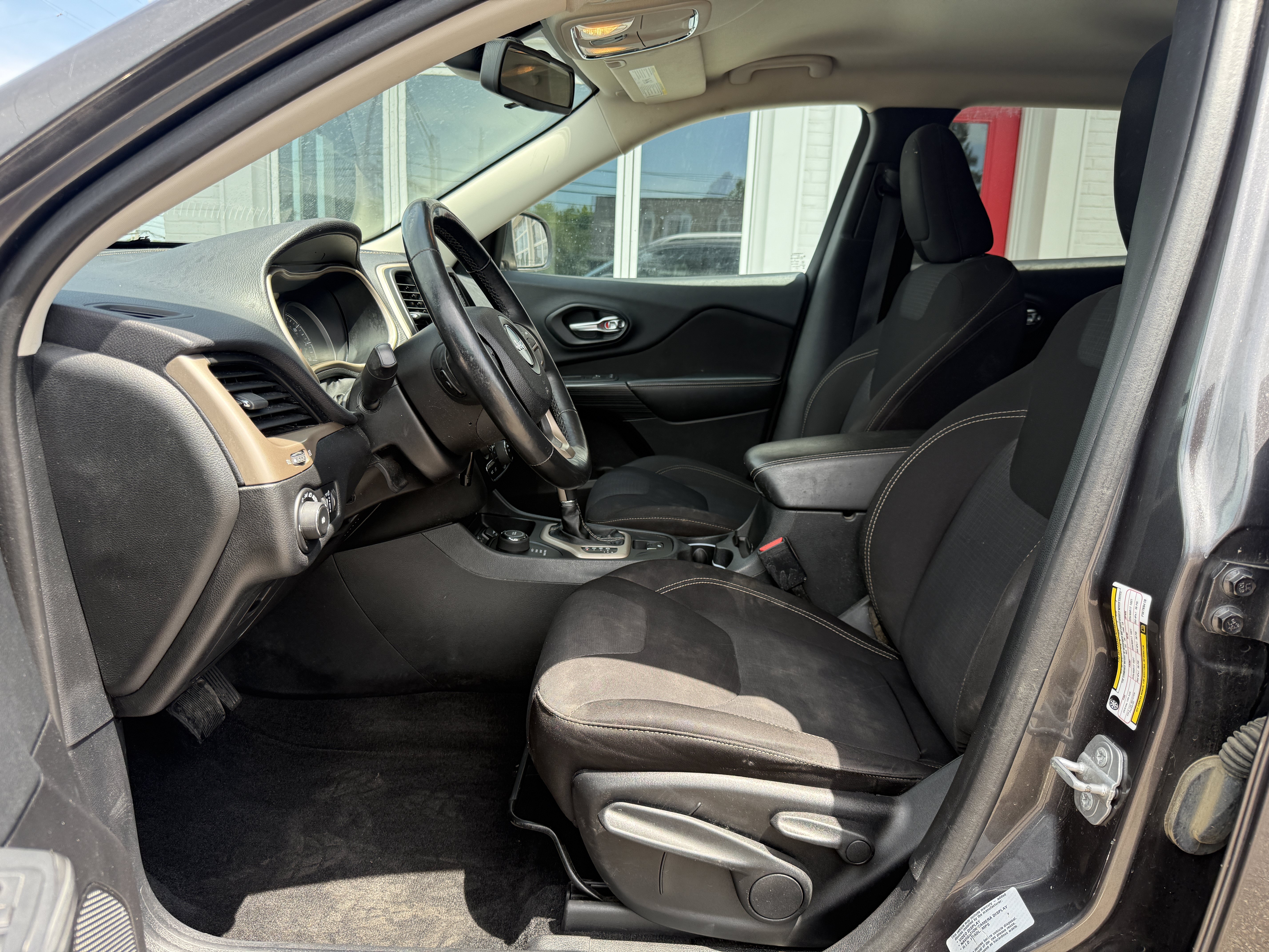 Used 2015 Jeep Cherokee Latitude w/ Cold Weather Group AWD/4WD image 11