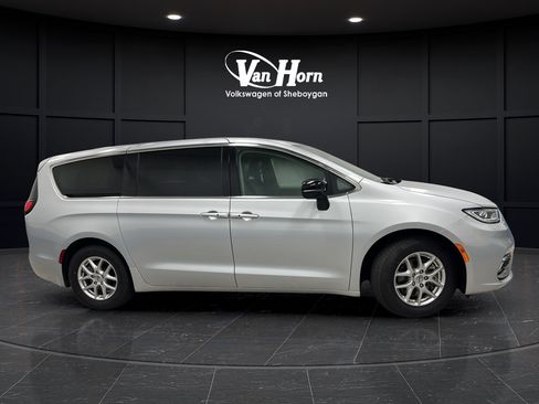 Used 2024 Chrysler Pacifica Touring-L FWD image 8