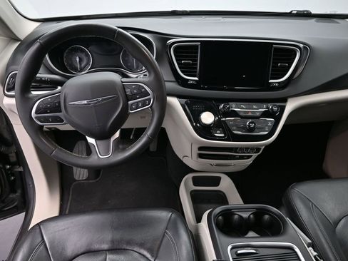 Used 2022 Chrysler Pacifica Touring-L image 16