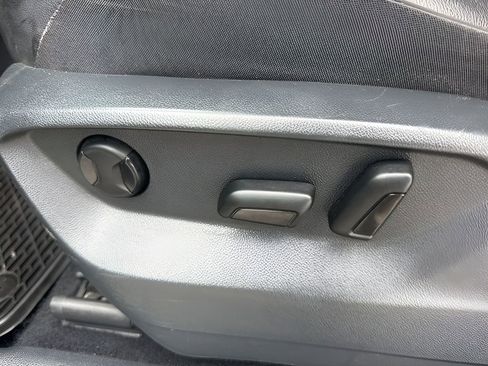 Used 2021 Volkswagen Tiguan SE image 10